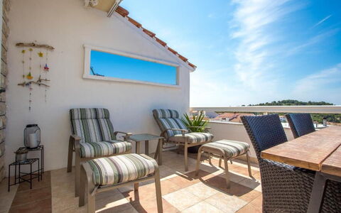 Peaceful Apartment With Beautiful View - Hvar: Appartement, Buitenmeubels, Huis, Meubilair, Balkon, Stoel, Buitentafel, Villa, Patio, Toevlucht