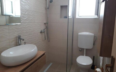 Peaceful Apartment With Beautiful View - Hvar: Badkamer, Wastafel In De Badkamer, Loodgieterswerkinrichting, Flooring, Verdieping, Muur, Wastafel, Interieur Ontwerp, Toilet, Wc Bril
