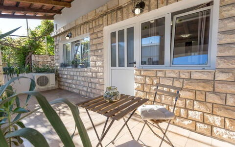 Appartamento Nomads, Ac, Wifi Hvar: Deur, Steen, Schaduw, Stoel, Kamerplant, Buitenmeubels, Bloempot, Beits, Siding, Balkon