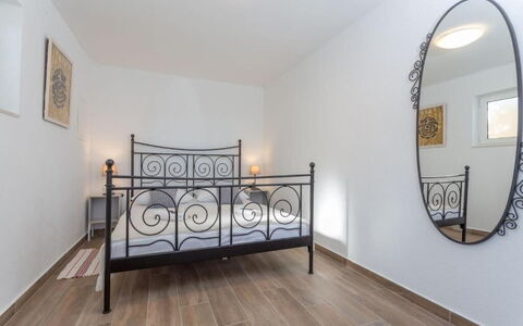 Appartamento Nomads, Ac, Wifi Hvar: Flooring, Interieur Ontwerp, Verdieping, Bed, Meubilair, Hout, Slaapkamer, Kamer, Plafond, Verlichting