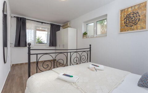 Appartamento Nomads, Ac, Wifi Hvar: Bed, Meubilair, Slaapkamer, Interieur Ontwerp, Bedding, Laken, Verdieping, Kamer, Hout, Flooring