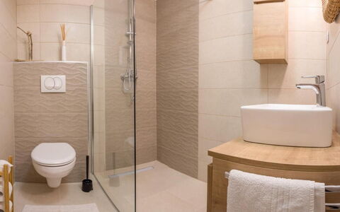 Appartamento Nomads, Ac, Wifi Hvar: Badkamer, Flooring, Interieur Ontwerp, Loodgieterswerkinrichting, Verdieping, Muur, Wastafel In De Badkamer, Toilet, Wastafel, Wc Bril