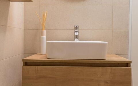 Appartamento Nomads, Ac, Wifi Hvar: Wastafel In De Badkamer, Badkamer, Loodgieterswerkinrichting, Flooring, Wastafel, Kraan, Interieur Ontwerp, Verdieping, Bruin, Spiegel