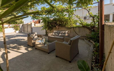 Appartamento Nomads, Ac, Wifi Hvar: Bloempot, Meubilair, Buitenmeubels, Schaduw, Kamerplant, Tuin, Stoel, Binnenplaats, Werf