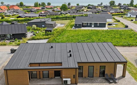 Hildegunda - 600M from the Sea: Dak, Huis, Huis, Verblijf, Deur, Siding, Dek, Veranda, Plank, Hardwood