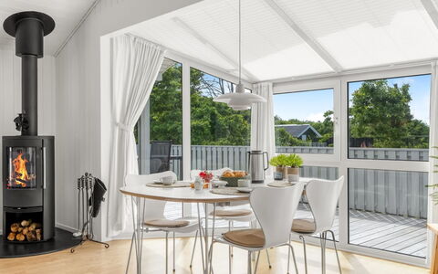 Henri - 1.2Km from the Sea: Meubilair, Interieur Ontwerp, Hout, Flooring, Verdieping, Keuken En Eettafel, Stoel, Bloempot, Eetkamer, Plafond