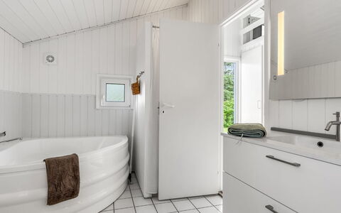 Henri - 1.2Km from the Sea: Loodgieterswerkinrichting, Flooring, Interieur Ontwerp, Verdieping, Badkamer, Kraan, Plafond, Loodgieter, Wastafel, Tegel