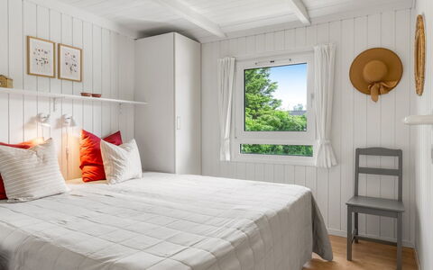 Henri - 1.2Km from the Sea: Slaapkamer, Hout, Bed, Interieur Ontwerp, Flooring, Meubilair, Verdieping, Laken, Bedding, Plafond