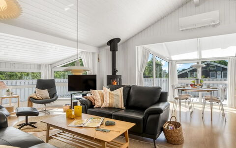 Henri - 1.2Km from the Sea: Hout, Interieur Ontwerp, Bankstel, Woonkamer, Houten Vloer, Plafond, Hardwood, Kamerplant, Stoel