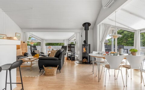 Henri - 1.2Km from the Sea: Hout, Flooring, Interieur Ontwerp, Verdieping, Houten Vloer, Meubilair, Plafond, Woonkamer, Stoel, Hardwood