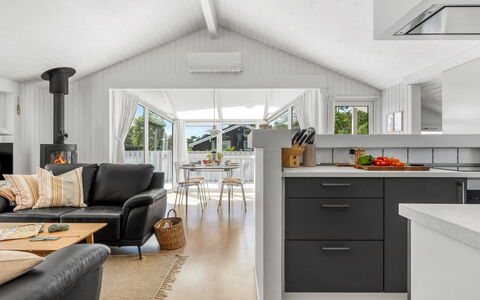 Henri - 1.2Km from the Sea: Flooring, Interieur Ontwerp, Hout, Meubilair, Plafond, Verdieping, Keuken, Houten Vloer, Bankstel, Stoel