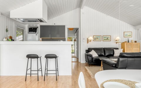 Henri - 1.2Km from the Sea: Interieur Ontwerp, Flooring, Meubilair, Plafond, Hout, Verdieping, Keuken, Houten Vloer, Lichte Inrichting, Kamer