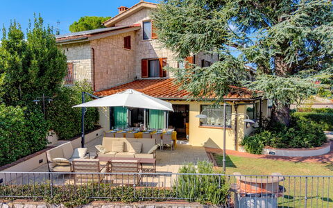 Villa Elsa di Bibbiano Pool, Sauna and View: Gebouw, Huis, Woongebied, Huis, Facade, Struik, Architectuur, Dak, Land Lot, Landgoed