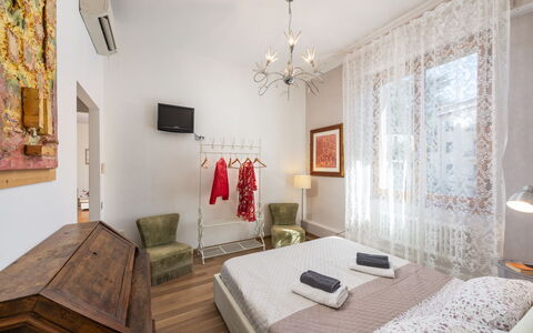 Casamia Sky-High Panoramic Retreat: Penthouse with: Interieur Ontwerp, Meubilair, Flooring, Verdieping, Slaapkamer, Textiel, Kamer, Plafond, Bed, Verlichting