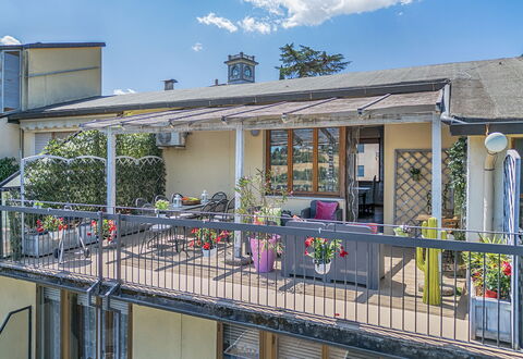 Casamia Tuscan Oasis: 4Br Panoramic Penthouse, Sky: Balkon, Bloempot, Veranda, Ijzer, Schaduw, Kamerplant, Stoel, Ontwerp, Outdoor Structuur, Leuning