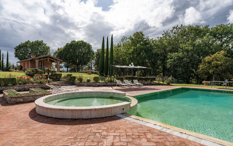 Dimora Di Castroncello: Boom, Struik, Landschap, Tuin, Waterpartij, Zwembad, Landscaping, Fontein, Landgoed, Backyard