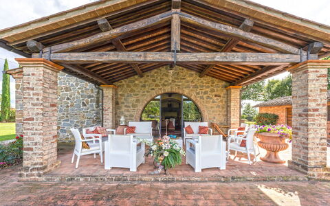 Dimora Di Castroncello: Tuin, Landgoed, Hacienda, Outdoor Structuur, Landscaping, Patio, Bloempot, Fiets, Werf, Schaduw