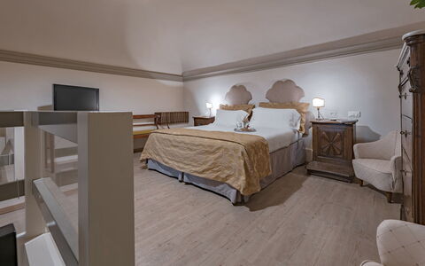 Elegant Suite: Florence Apartment with View on Med: Meubilair, Interieur Ontwerp, Flooring, Verdieping, Slaapkamer, Bed, Plafond, Verlichting, Kamer, Bedding