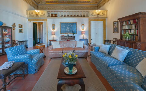 Elegant Suite: Florence Apartment with View on Med: Meubilair, Interieur Ontwerp, Flooring, Kamer, Verdieping, Tafel, Plafond, Fotolijst, Bankstel, Stoel
