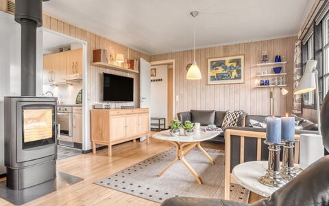 Thorir - 500M from the Sea: Meubilair, Flooring, Interieur Ontwerp, Hout, Verdieping, Woonkamer, Plafond, Kamer, Bankstel, Houten Vloer