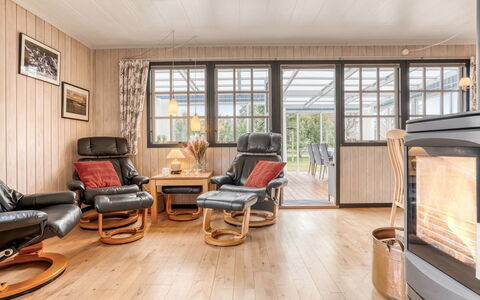 Thorir - 500M from the Sea: Meubilair, Hout, Flooring, Interieur Ontwerp, Verdieping, Houten Vloer, Stoel, Woonkamer, Plafond, Kamer