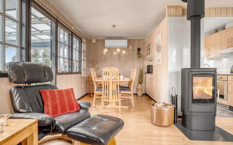 Thorir - 500M from the Sea: Meubilair, Hout, Flooring, Interieur Ontwerp, Verdieping, Kamer, Woonkamer, Houten Vloer, Stoel, Plafond