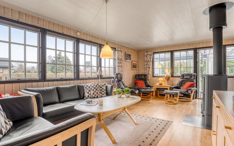 Thorir - 500M from the Sea: Hout, Meubilair, Flooring, Interieur Ontwerp, Plafond, Bankstel, Verdieping, Woonkamer, Appartement, Kamer