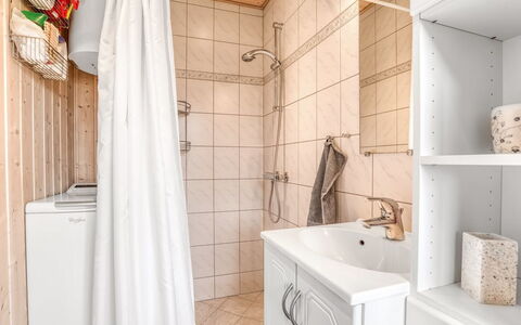 Thorir - 500M from the Sea: Muur, Flooring, Verdieping, Loodgieterswerkinrichting, Hout, Badkamer, Interieur Ontwerp, Wastafel, Loodgieter, Badkamerkast