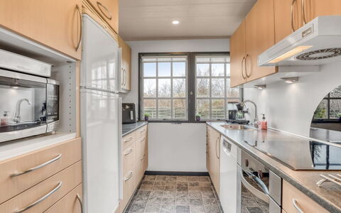 Thorir - 500M from the Sea: Keuken, Countertop, Cabinetry, Interieur Ontwerp, Flooring, Toestel Van De Keuken, Meubilair, Plafond, Verdieping, Kamer