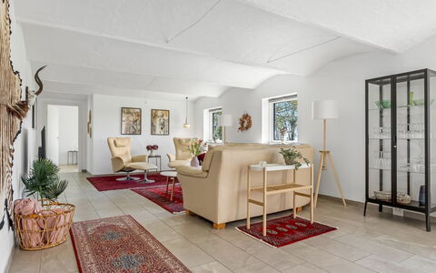 Ilsebeth - 400M from the Sea: Meubilair, Interieur Ontwerp, Flooring, Muur, Bankstel, Verdieping, Plafond, Woonkamer, Kamer, Verlichting