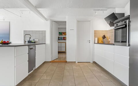 Ilsebeth - 400M from the Sea: Flooring, Verdieping, Hout, Keuken, Interieur Ontwerp, Major Appliance, Toestel Van De Keuken, Cabinetry, Houten Vloer, Plafond