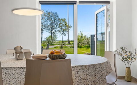 Ilsebeth - 400M from the Sea: Meubilair, Interieur Ontwerp, Tafel, Keuken En Eettafel, Flooring, Eetkamer, Stoel, Verdieping, Verlichting, Tableware