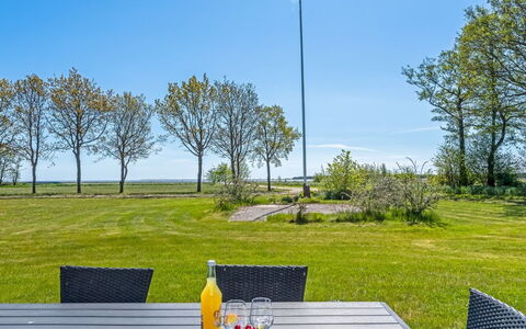 Ilsebeth - 400M from the Sea: Lucht, Gras, Land Lot, Plain, Stoel, Gazon, Tuin, Schaduw, Zonlicht