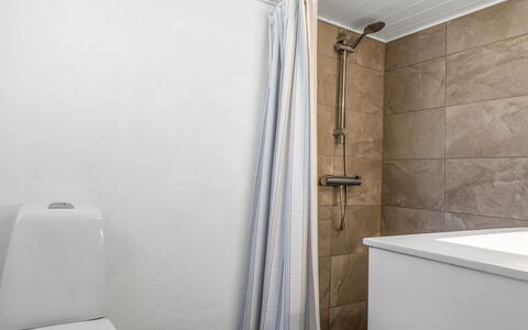 Ilsebeth - 400M from the Sea: Flooring, Verdieping, Badkamer, Loodgieterswerkinrichting, Toilet, Wc Bril, Interieur Ontwerp, Loodgieter, Kamer, Tegel