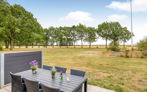Ilsebeth - 400M from the Sea: Land Lot, Schaduw, Tuin, Zonlicht, Landscaping, Buitenmeubels, Gazon, Buitentafel, Stoel, Park