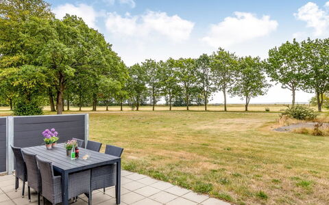 Ilsebeth - 400M from the Sea: Land Lot, Schaduw, Tuin, Zonlicht, Gazon, Landscaping, Buitenmeubels, Park, Buitentafel