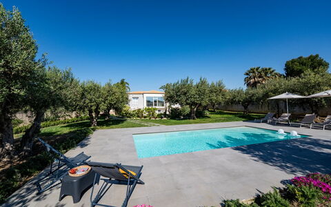 Villa Virginia: Blauw, Zwembad, Toevlucht, Tuin, Schaduw, Landgoed, Landscaping, Buitenmeubels, Eco Hotel, Hacienda