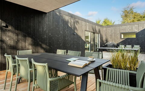 Hortense - 900M from the Sea: Dak, Huis, Huis, Verblijf, Deur, Siding, Landgoed, Gazon, Werf, Veranda
