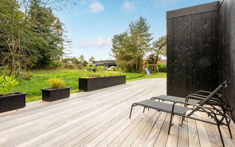 Hortense - 900M from the Sea: Dak, Huis, Huis, Verblijf, Deur, Siding, Landgoed, Gazon, Werf, Veranda