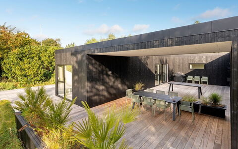 Hortense - 900M from the Sea: Dak, Huis, Huis, Verblijf, Deur, Siding, Landgoed, Gazon, Werf, Veranda