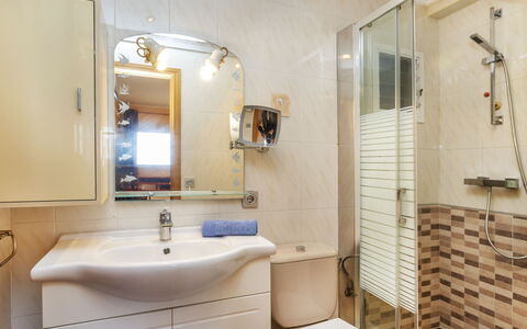 Osiris: Badkamer, Wastafel In De Badkamer, Loodgieterswerkinrichting, Interieur Ontwerp, Wastafel, Flooring, Verdieping, Kraan, Spiegel, Loodgieter