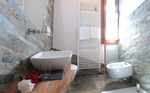 Villa Montello Pool, Jacuzzi, Ac, Wifi, Treviso: Flooring, Verdieping, Interieur Ontwerp, Loodgieterswerkinrichting, Tegel, Badkamer, Plafond, Kraan, Loodgieter, Stenen Muur
