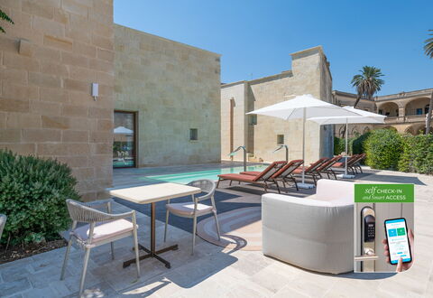 Corte Dei Granai Raro Rooms Collection: Schaduw, Hacienda, Binnenplaats, Hotel, Landscaping, Villa, Zwembad, Toevlucht, Buitenmeubels