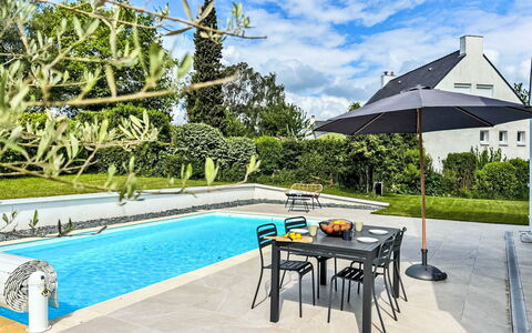 La Tour Bourgerel avec Piscine: Zwembad, Buitenmeubels, Meubilair, Tuin, Toevlucht, Samengesteld Materiaal, Schaduw, Eco Hotel, Bloempot
