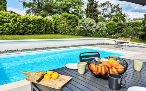 La Tour Bourgerel avec Piscine: Zwembad, Buitenmeubels, Meubilair, Vrije Tijd, Buitentafel, Tuin, Schaduw, Stoel, Eco Hotel, Toevlucht