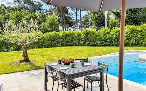 La Tour Bourgerel avec Piscine: Meubilair, Buitenmeubels, Tafel, Stoel, Keuken En Eettafel, Buitentafel, Zwembad, Tuin, Schaduw, Patio