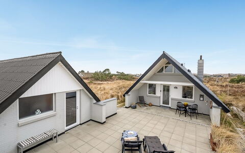 Jelisaveta - 500M from the Sea: Meubilair, Interieur Ontwerp, Flooring, Verdieping, Plafond, Kamer, Stoel, Tafel, Appartement, Keuken En Eettafel