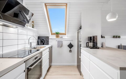 Jelisaveta - 500M from the Sea: Meubilair, Interieur Ontwerp, Flooring, Verdieping, Plafond, Kamer, Stoel, Tafel, Appartement, Keuken En Eettafel