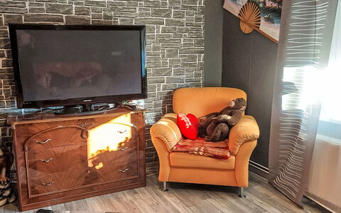 Ludmilla: Meubilair, Verdieping, Flooring, Woonkamer, Interieur Ontwerp, Televisietoestel, Kamer, Televisie