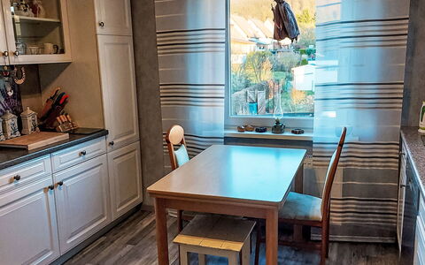 Ludmilla: Meubilair, Flooring, Interieur Ontwerp, Hout, Verdieping, Stoel, Keuken, Tafel, Countertop, Keuken En Eettafel